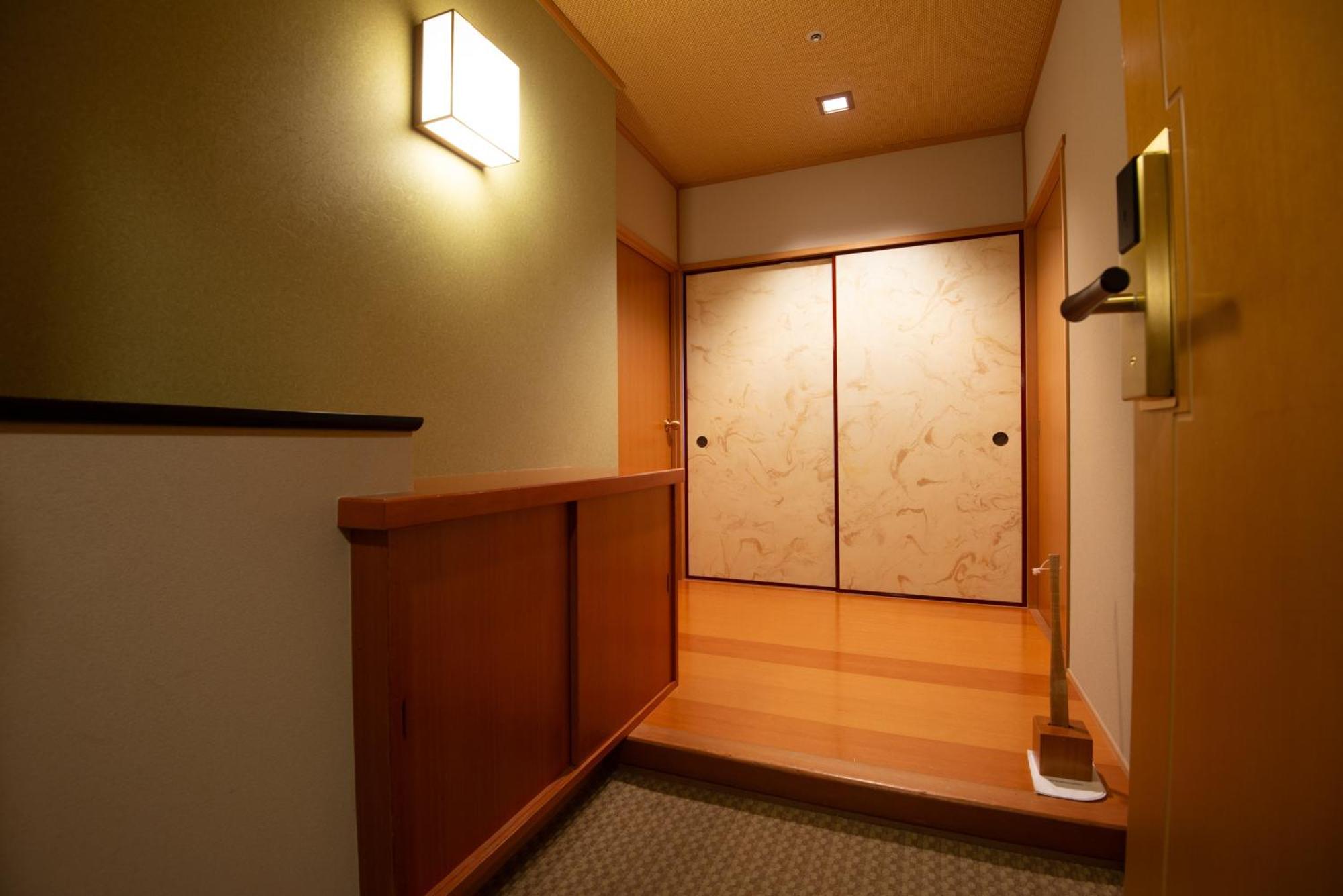 Hotel Okura Fukuoka Fukuoka  Exterior photo A small genkan